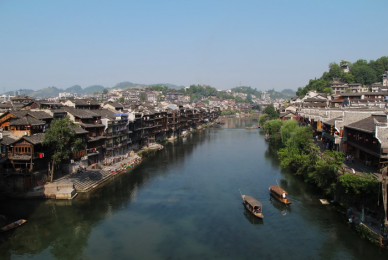 張家界,黃龍洞或寶峰湖,鳳凰古城 雙飛純玩 五日游